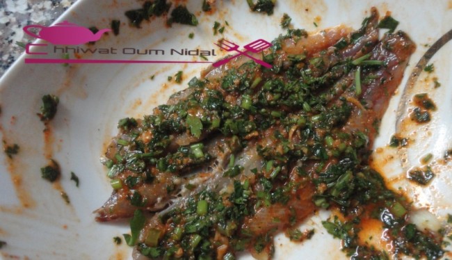 sardine au persil à la vapeur, chhiwate, cuisine marocaine, cuisine oum nidal, cuisineoumnidal, friture sardine, om nidal, plats poisson, poisson, recette, أطباق السمك, أم نضال, ام نضال, سردين مبخر بالمعدنوس, سمك السردين مقلي, شهيوات, شهيوات مغربية, مطبخ أم نضال, وصفة